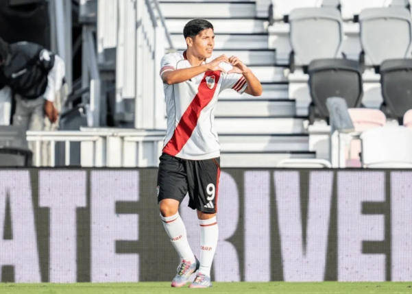 冬窗首签落定！本菲卡官宣佛得角国脚卡布拉尔加盟，穆帅阵容补强添关键拼图